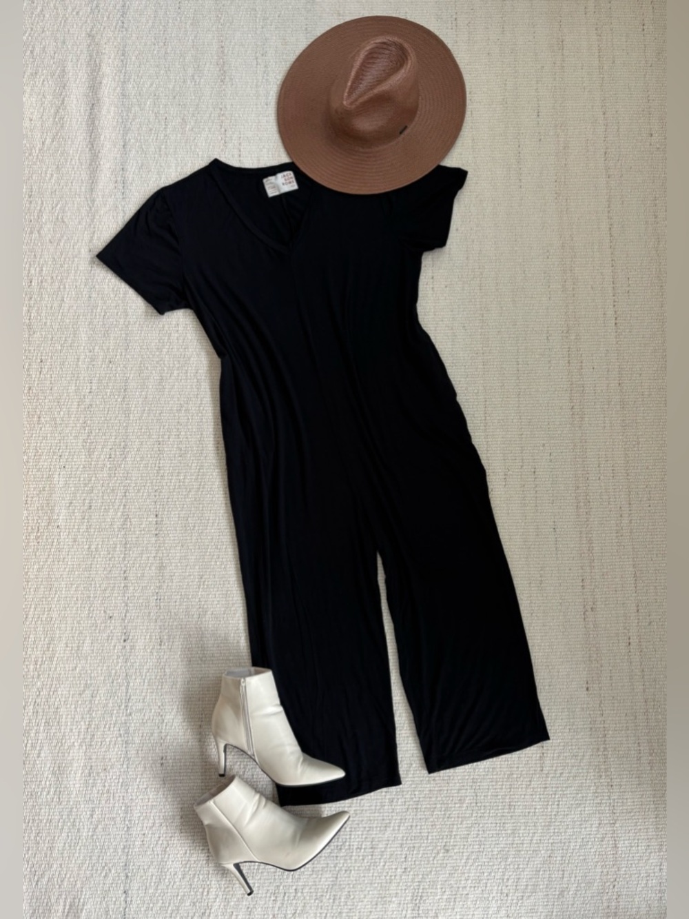 | Jackson Rowe | Classic Black V-Neck Short-Sleeve Wide-Leg Jumpsuit size Large